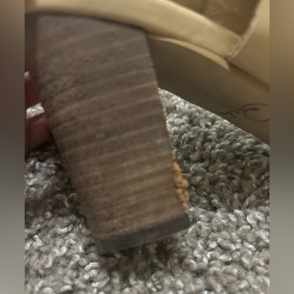 Cute sandals by Reba perfect for summer. - Picture 5 of 5